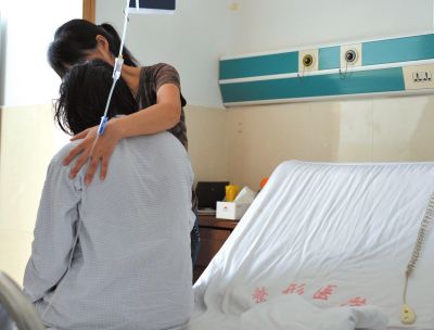 由于前天進(jìn)行了面部修復(fù)手術(shù)，俞燕身體不適，父母24小時(shí)陪在她的身邊