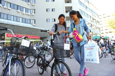 前天，兩名新生在登記后領(lǐng)取了自己的“愛心車”