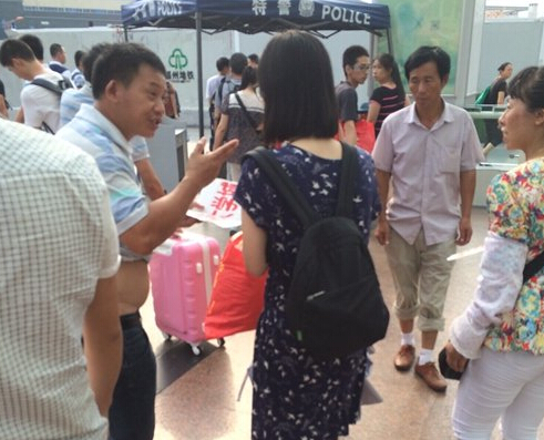 女大學生一出站，黑車的拉客仔就圍上招攬
