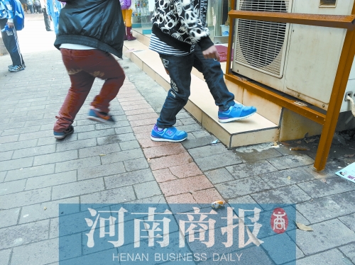 路邊，兩個(gè)小學(xué)生正在扔“臭屁炸彈