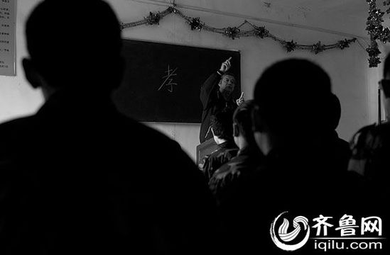 方光與其他癡迷網(wǎng)絡(luò)游戲的孩子一起，在重新認識“孝”的含義