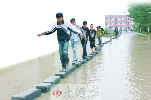 因“挪”修下水道錢(qián)學(xué)校被淹 學(xué)生渡“海”上學(xué)