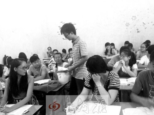 補習(xí)課上，馮昊怡不像老師，更像是學(xué)生們的同學(xué)。