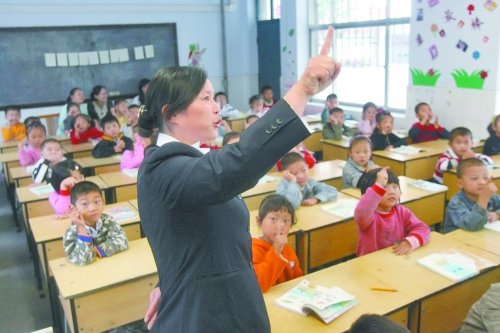 不到上小學年齡的孩子，只得在幼兒園復讀或者上“幼小銜接班”