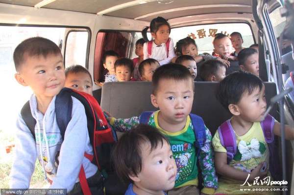  2013年9月3日，河南信陽，6座的面包車?yán)锩婢尤粷M滿當(dāng)當(dāng)擠滿了28個(gè)3、4歲的孩子