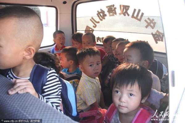  2013年9月3日，河南信陽，6座的面包車?yán)锩婢尤粷M滿當(dāng)當(dāng)擠滿了28個(gè)3、4歲的孩子