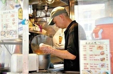 紐約哥大門口，顧客排長隊買他的肉夾饃
