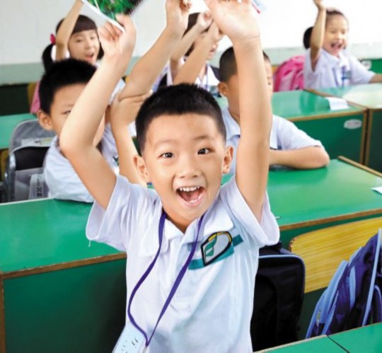 　　新學期在“減負新規(guī)”的爭議聲中開始了，廣州很多學校還是照常布置作業(yè)。但也有學校支持“減負新規(guī)”，