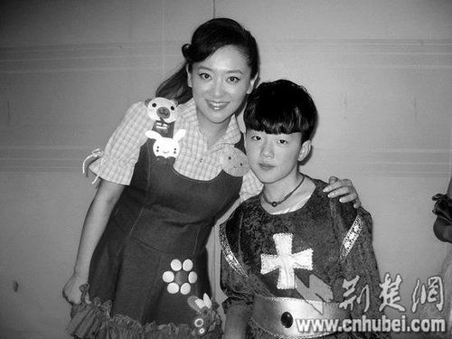 楊光參加央視節(jié)目表演時，同主持人月亮姐姐合影
