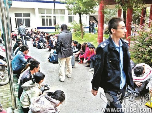 派出所院子里，擠滿了被解救的傳銷人員
