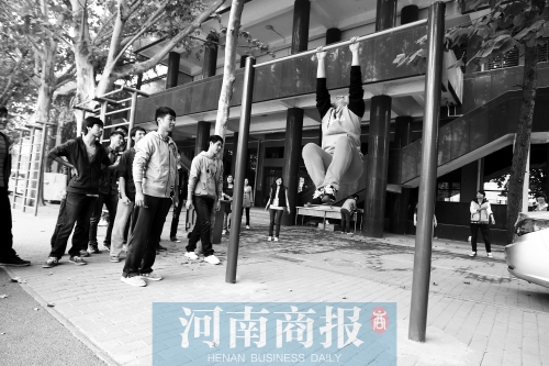 引體向上，難住不少同學