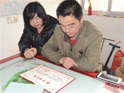 如今，劉圓父母想念女兒時(shí)只能看著榮譽(yù)證書(shū)發(fā)呆