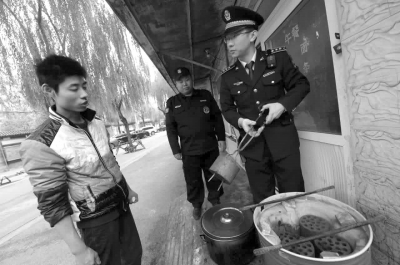 一餐館違規(guī)使用煤爐，被麥子店城管隊責(zé)令停止，并限期清除所屯的蜂窩煤