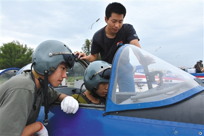 8月26日，來自吉林、湖北、山東的青少年航空學(xué)校的高中學(xué)生，進(jìn)行了首次飛行體驗活動