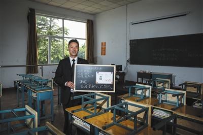 　張俊成，41歲，曾是北京大學的一名保安。1995年，通過成人高考，考上了北京大學法律系(專科)，被媒體稱為“北大保安高考第一人”，現為長治市一所中等職校的校長