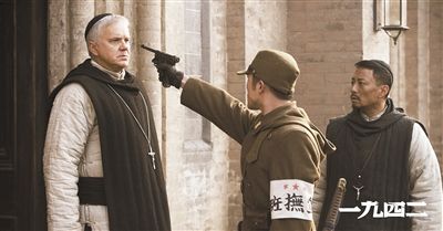 梅甘（左）、安西滿（右）與日本兵對峙的一幕。