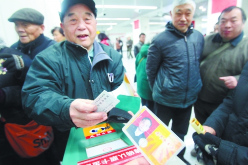 老人帶著多種證件想免費(fèi)乘車(chē)，工作人員稱(chēng)沒(méi)接到通知拒絕。