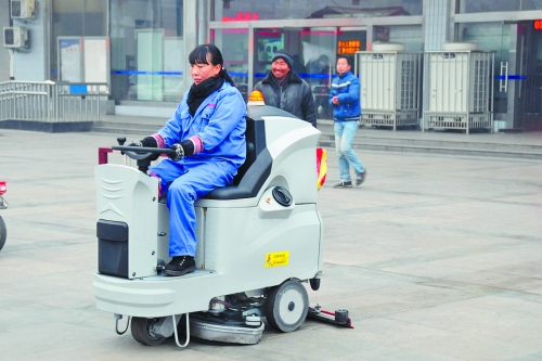 洛陽火車站新購3臺洗地機(jī)提高保潔作業(yè)效率，成為站前廣場一道風(fēng)景