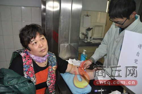 劉艷平的血樣和浙江省一位患者成功配型，1月15日下午3點，醫(yī)護人員正在為劉艷平再次抽取血樣