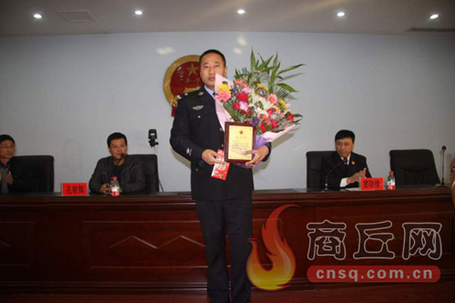 高兵雷是睢陽區(qū)檢察院一位檢察干警，在去鄭州捐獻造血干細胞時，他所在的單位為他組織了熱烈的歡送儀式