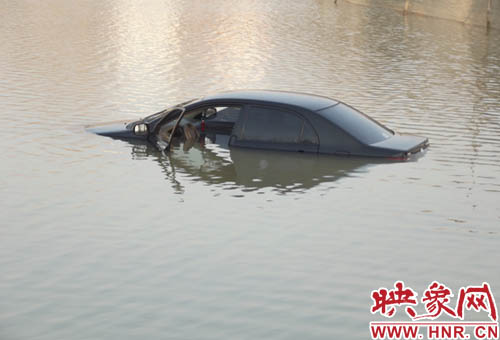 3月10日清晨，一輛黑色轎車掉入民權(quán)縣東沙河中