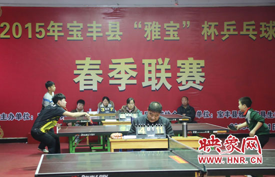 2月22日，河南省寶豐縣兩名乒乓球參賽選手在比賽中激烈角逐。