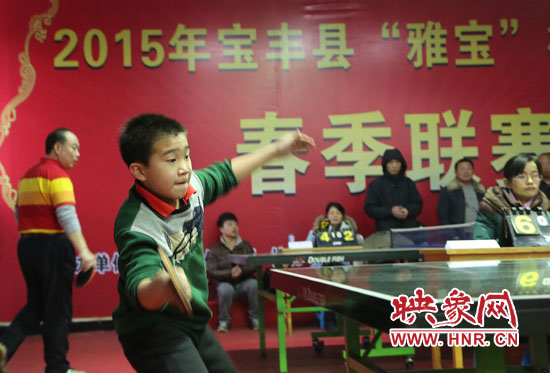 2月22日，乒乓球參賽選手在河南省寶豐陽光青少年俱樂部迎新春乒乓球春季聯(lián)賽，選手在比賽中激烈角逐。