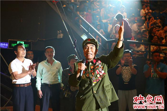 胡國全高唱《志愿軍戰(zhàn)歌》，朝鮮國立雜技團(tuán)團(tuán)長拍手致敬