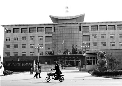 10月29日，河北滄州市獻(xiàn)縣國稅局。10月底，一些企業(yè)主被叫到國稅局談“交稅”問題。新京報(bào)記者 孟祥超 攝