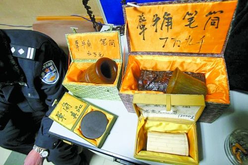 這些商品被暫扣，并根據(jù)鑒定情況對(duì)販賣者依法處罰。 記者 閆化莊 攝