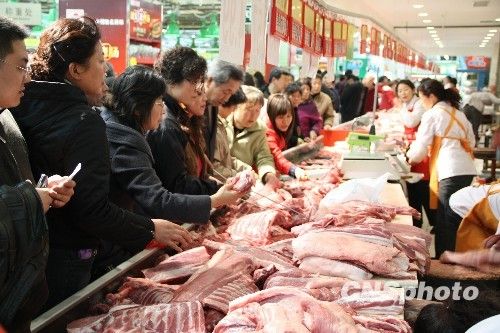 資料圖。1月份CPI等經(jīng)濟數(shù)據(jù)將于今天發(fā)布。多家機構預計，受春節(jié)“錯位”因素及豬肉價格回落影響，1月CPI同比漲幅在1.8%左右。從各機構發(fā)布的報告來看，從2月開始，CPI或?qū)⑦M入新一輪上行周期。