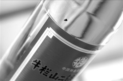 圖中畫圈處為瓶中的黑色異物。京華時報記者 譚青 攝