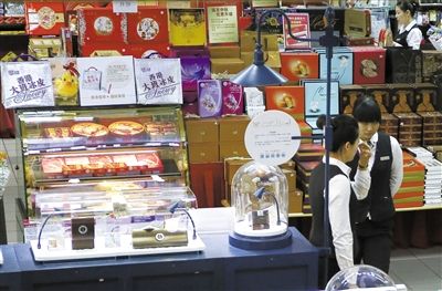昨日，北京賽特購(gòu)物中心，擺放出售的月餅禮盒，上千元的品種僅5種。新京報(bào)記者 王叔坤 攝