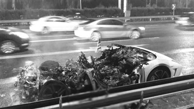 蘭博基尼自燃后報(bào)廢?！∥⒉┚W(wǎng)友 SCC寬寬 攝