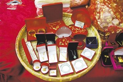 10月1日，王小姐在廣東汕頭舉行婚禮，她的彩禮包括3個玉鐲、多個金戒指及一張銀行卡。新京報記者 吳振