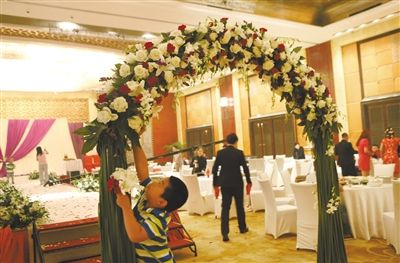 10月5日，北京萬達索菲特酒店，婚宴剛剛結束。新人介紹，一場婚宴花掉父母20萬元。新京報記者 尹亞飛