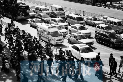 紫荊山路與商城路交叉口，見無車讓行，一輛救護(hù)車只好選擇右轉(zhuǎn)車道直行 記者 邱曉峰/攝