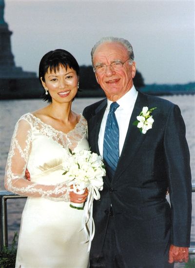 1999年6月，68歲的默多克與30歲的鄧文迪結(jié)婚。