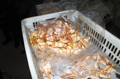 原料加工成“牛肉”產(chǎn)品批發(fā)價(jià)20多元一斤，加工成“羊肉卷”批發(fā)價(jià)為10元一斤。