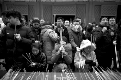 雍和宮，市民在燒香祈福