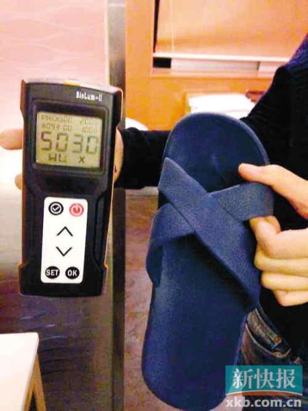 ■記者測試的嶺南佳園酒店膠拖鞋細菌總數(shù)高達5030RLUs。