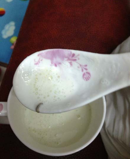 消費(fèi)者在美贊臣奶粉中吃出蟲(chóng)子。