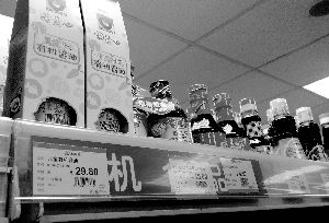 永旺超市里，兒童醬油價(jià)格不菲且品種繁多，但買的顧客較少。信息時(shí)報(bào)記者 郭柯堂 攝