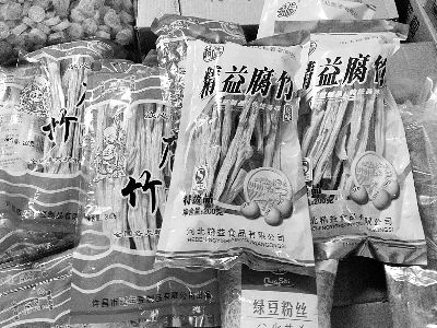 內(nèi)黃腐竹含吊白塊被曝光后，市場(chǎng)上內(nèi)黃產(chǎn)腐竹難覓蹤跡。攤主所售產(chǎn)品大多出自河南許昌和河北保定