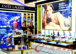 今年以來，雅詩蘭黛等大牌化妝品相繼被檢出不合格產品。（圖片來源：廣州日報 王燕攝）