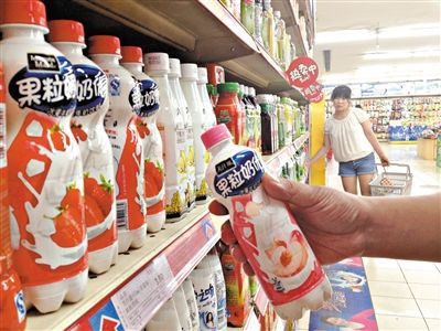 昨日，勁松京客隆超市貨架上，可口可樂果粒奶優(yōu)仍在售?？煽诳蓸饭咀蛉瞻l(fā)表聲明稱，已使用25公斤可能受到肉毒桿菌污染的乳粉，用于生產(chǎn)個(gè)別批次的美汁源果粒奶優(yōu)。新京報(bào)記者 韓萌 攝