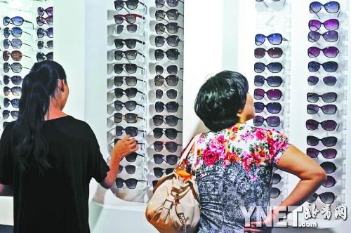 進入暑期之后，眼鏡市場迎來了學(xué)生的換鏡高峰