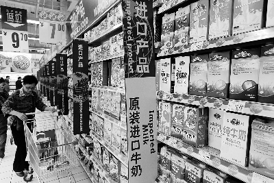 在通州某超市，進(jìn)口奶粉、純牛奶打出“原裝進(jìn)口”的招牌吸引消費(fèi)者購買 攝/法制晚報記者 黑克