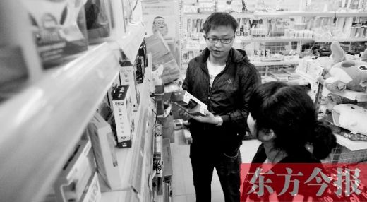 大學生創(chuàng)業(yè)孵化園內(nèi)，大學生S團實體店的工作人員在向兩個同學推介商品