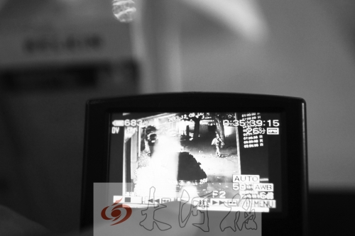 人民路上的這家商店,夜間疑被一男子隔著門縫用長竿偷走一臺蘋果ipad air。